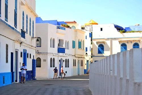 Maroc Siyaha voyage ville Asilah, Asilah, médina blanche et bleue au bord de l'océan